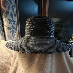 Elegant Black Wide-Brimmed Hat